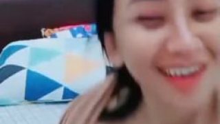 Mbeb Host Cantik Lepas Jilbab Pamer Belahan Dada