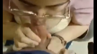 jilbab pink karyawan sepong kontol boss